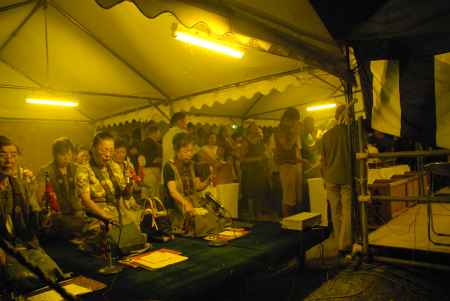 お念仏を唱える人々