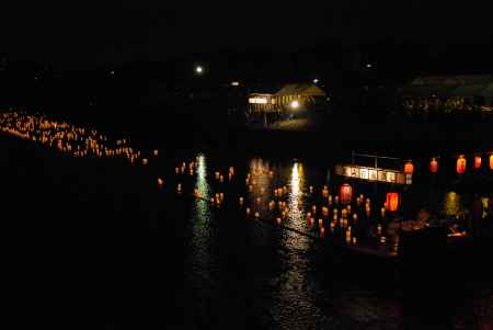 渡月橋から見る 嵐山灯籠流し