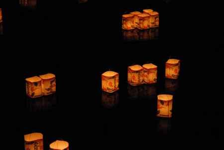 暗闇に浮かぶ灯籠