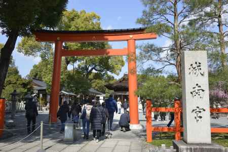 鳥居をくぐって