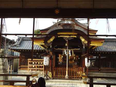 拝殿より望む本殿