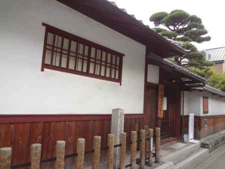 新島旧邸　白壁の窓付き門