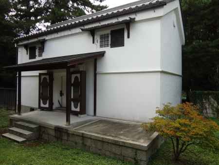 閑院宮邸跡　白壁の土蔵