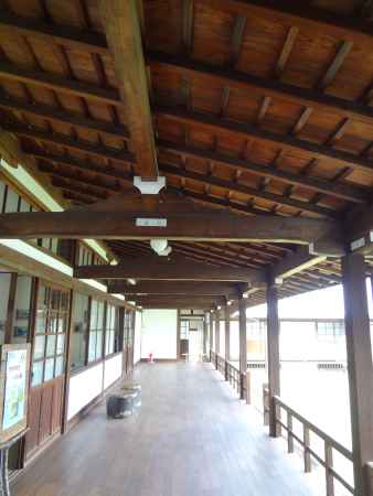 閑院宮邸跡　光が差し込む渡り廊下