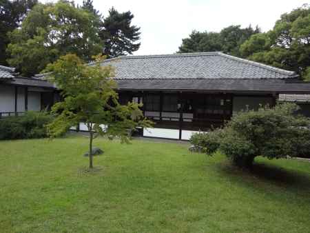 閑院宮邸跡　中庭から見る木造平屋建