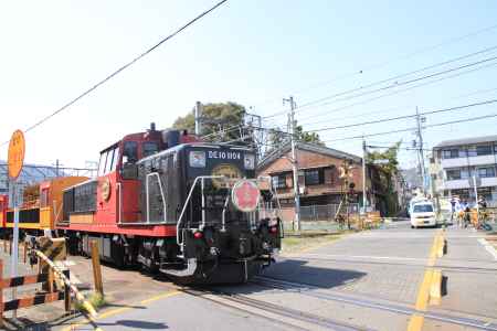 嵯峨野駅に向かう嵯峨野トロッコ列車