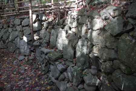石像と石垣