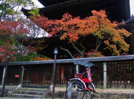 秋の八坂の塔と人力車