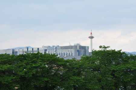 京都駅ビルと京都タワー遠望