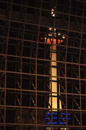 京都駅ビル内から見た京都タワー夜景