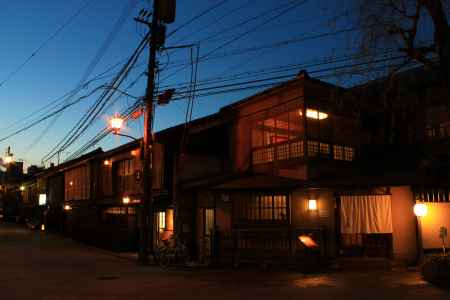 夕景に佇む祇園の風景