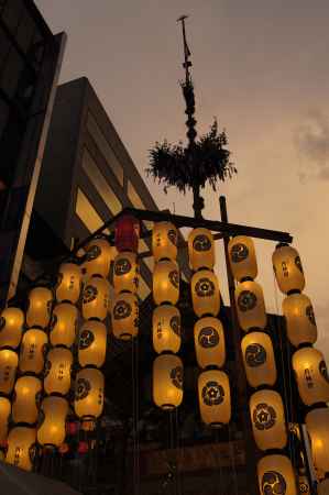 夕日に染まる函谷鉾