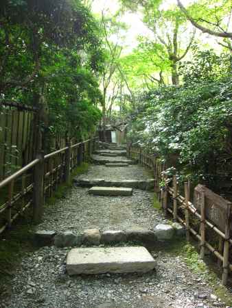 祇王寺と滝口寺に続く細道