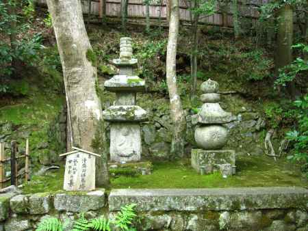 祇王、祇女、刀自の墓・清盛の供養塔