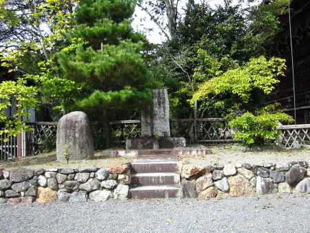 藤原秀頼の首塚（清凉寺）