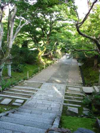 常寂光寺仁王門から山門へ続く参道