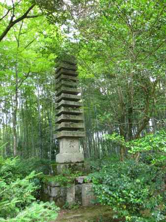 平家一門の供養塔（滝口寺）