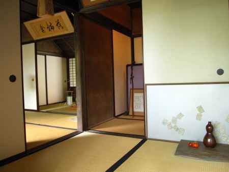 落柿舎の本庵（玄関から）