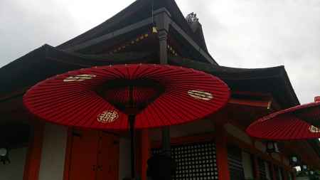 八坂神社本殿を背に