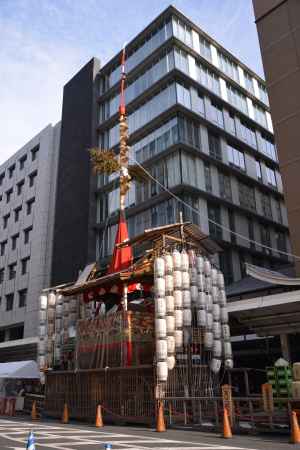 朝日を受ける長刀鉾