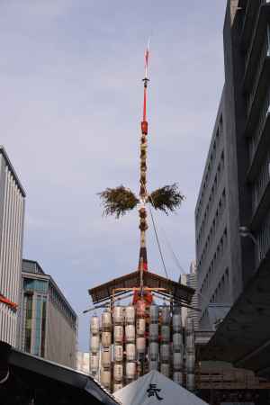 そびえ立つ長刀