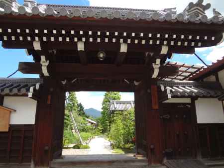 天寧寺 三門と比叡山