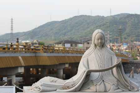 紫式部、宇治橋を背に