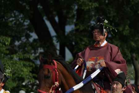 葵の葉を付け 初夏の行進