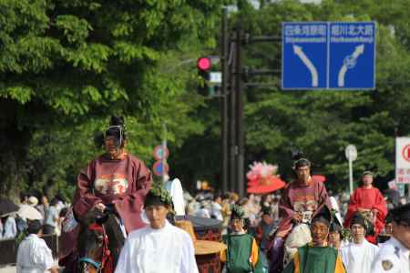 初夏の街道沿い行進
