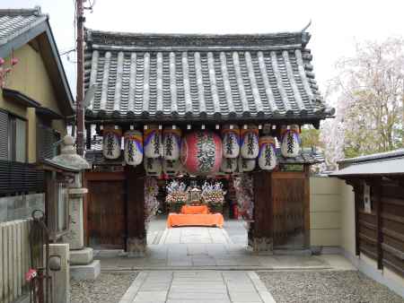 石像寺（釘抜地蔵）の門