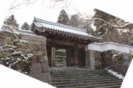 三千院雪の山門