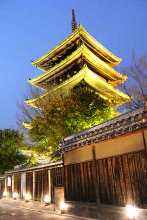 京都・東山花灯路　八坂の塔