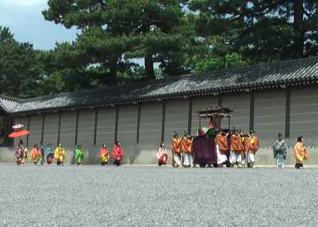 葵祭りの斎王代列が御所を出発