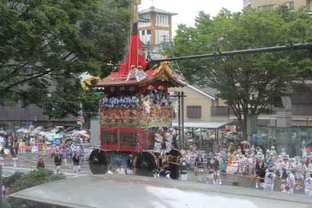 雨の中山鉾巡行
