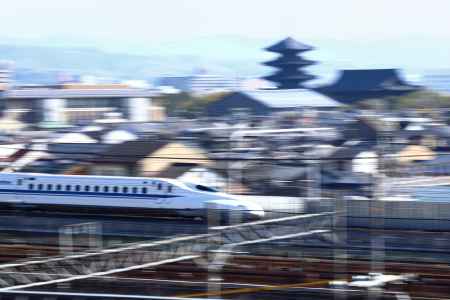 東寺の塔をバックに走る新幹線