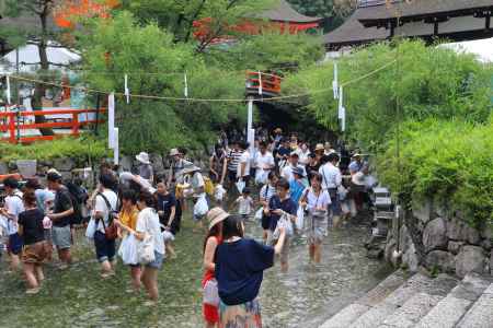 御手洗池の湧き水に足をつける