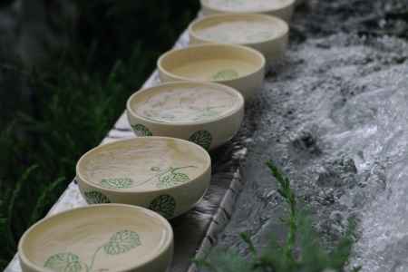 葵の葉が描かれた器に神水