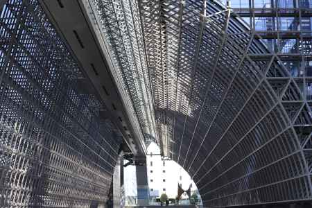 大階段から見た京都駅ビルの大天井