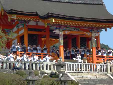 100本のトランペット演奏