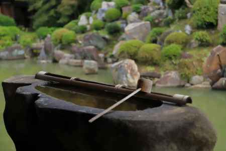 智積院庭園のつくばい