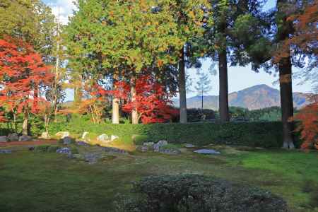 比叡山を借景にした枯山水平庭