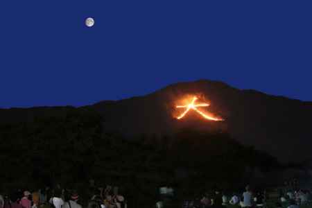 お月さんが顔を出し　大文字が燃える