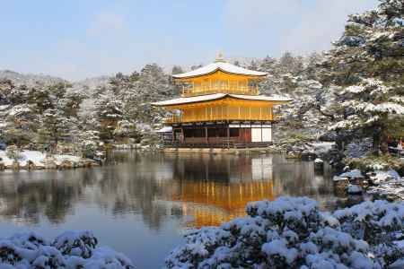 雪の鹿苑寺舎利殿 金閣