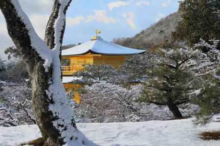 雪の金閣寺舎利殿