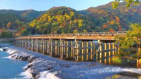 朝日に照らされる渡月橋