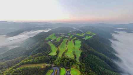 雲海に浮かぶゴルフ場