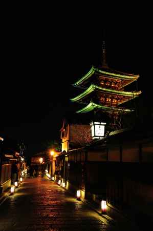 京都・東山花灯路2018 　露地行灯と八坂の塔