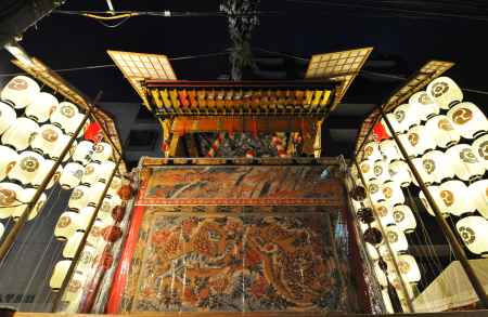 菊水井にちなんで　菊水鉾