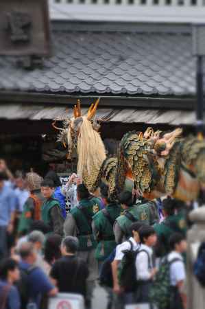 門前町を練り歩く