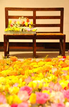木製椅子に咲く花